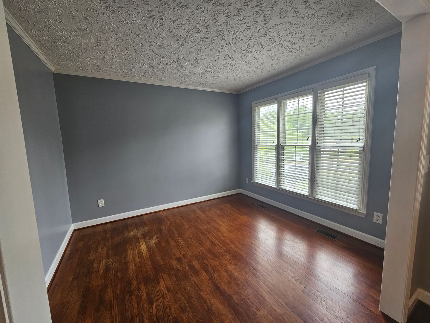 4 Bedroom 2 5 Bath Home Located In The Established Neighborhood Kings Grant – photo 3
