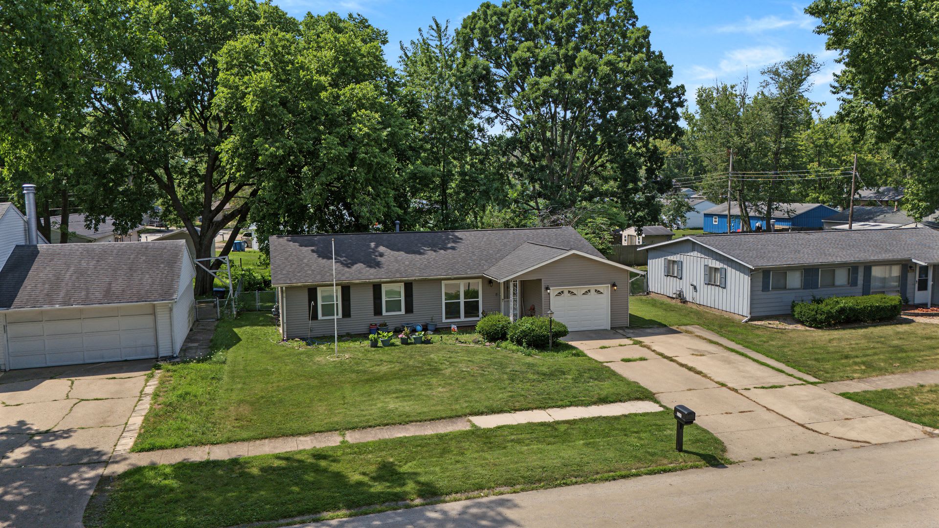 Charming 3-Bedroom Ranch with Attached Garage & Spacious Backyard in Southwest Champaign! – photo 3