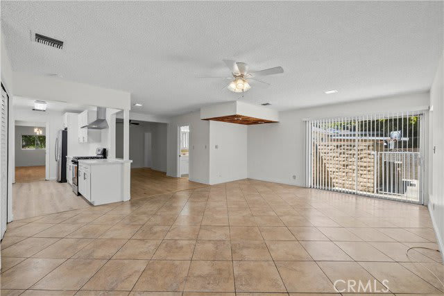 17501 Victory Boulevard – photo 4