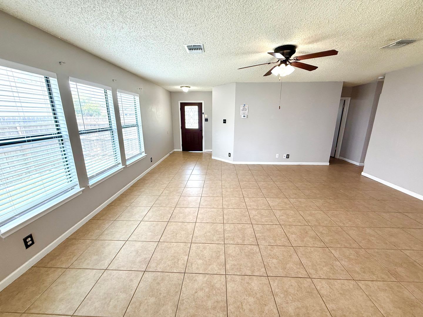 *MOVE IN SPECIAL* Beautiful 3 Bedroom Home with Granite Countertops & Large Backyard – photo 4