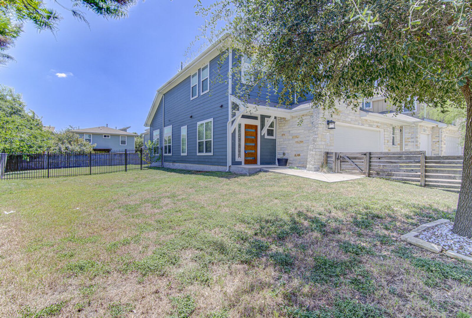 Elegant 4BR Home with Bonus Room & Designer Finishes – photo 4
