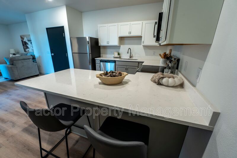 905 S. Victory Dr – photo 5