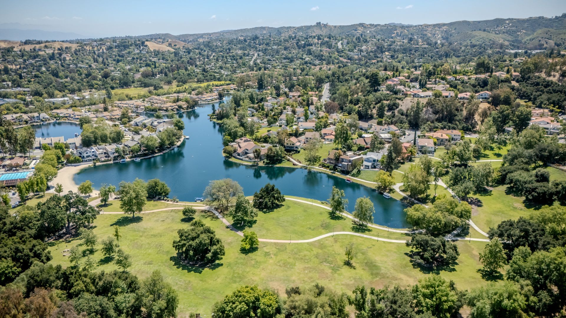 Luxury waterfront living in Calabasas – photo 2