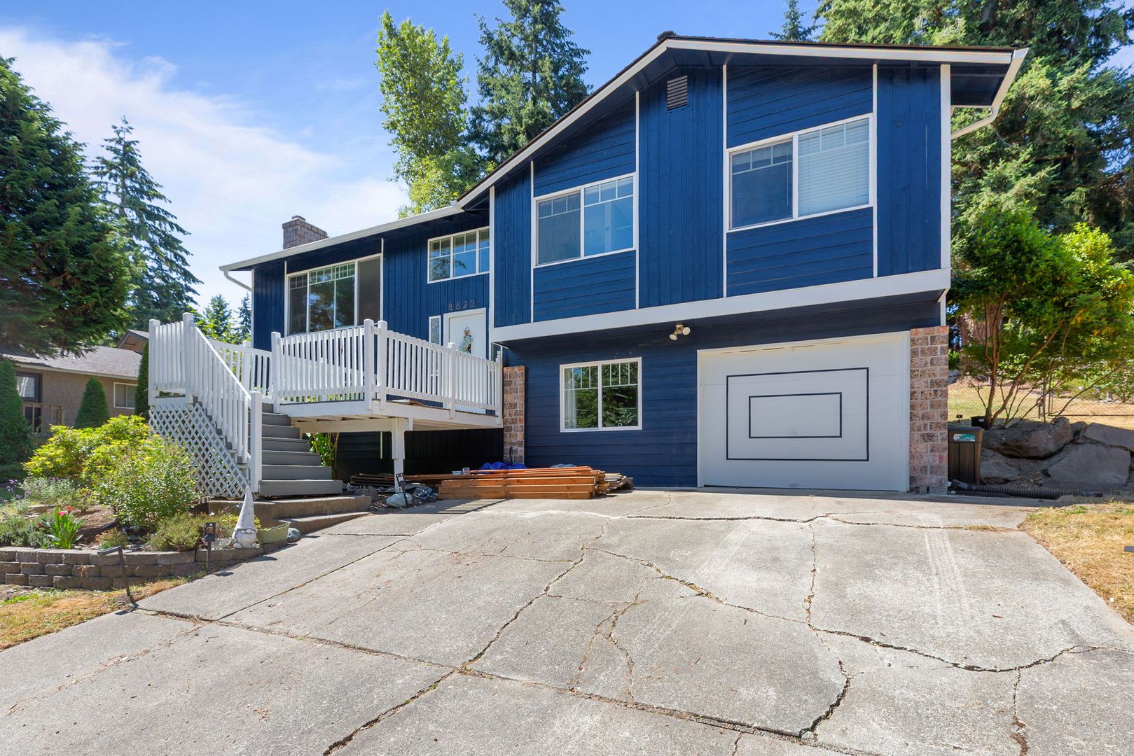 Huge fully fenced dog yard! RV/Boat extra parking! 4 bdrm 2.25 bath. Minutes to I-5, Everett Mall, Boeing – photo 2
