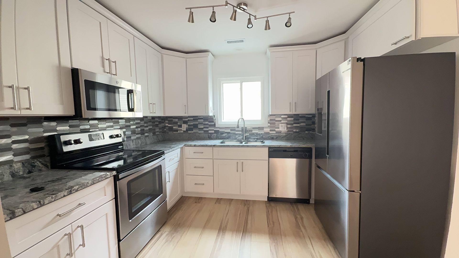 Spacious 2-Bedroom Condo! – photo 2