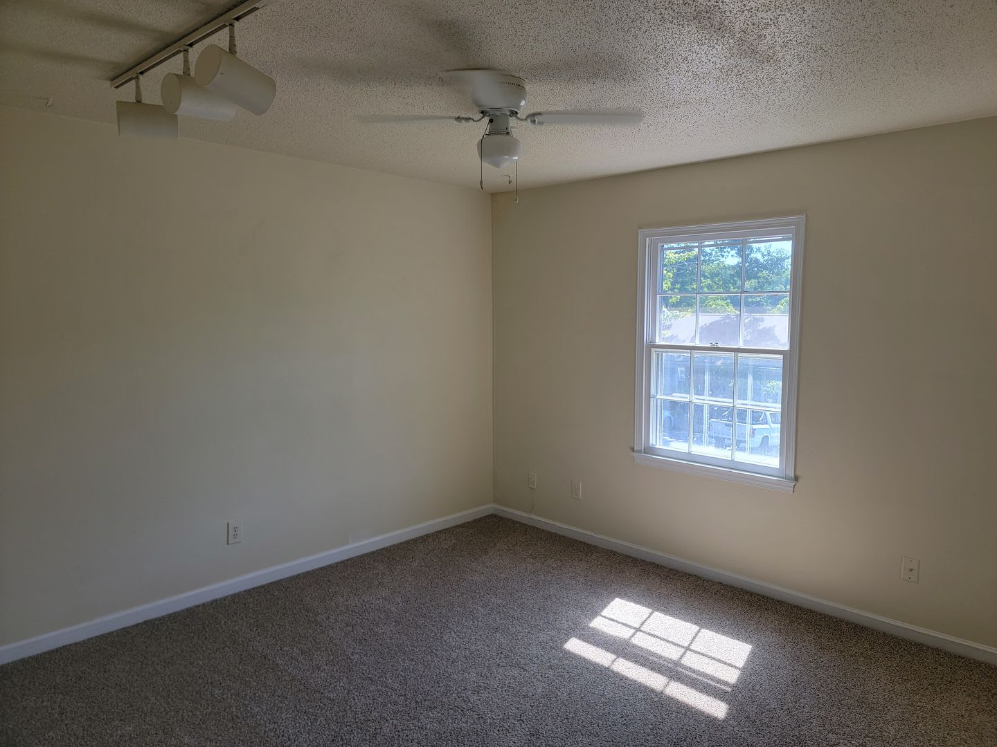 3 Bedroom 2 5 Bathroom Townhome – photo 2