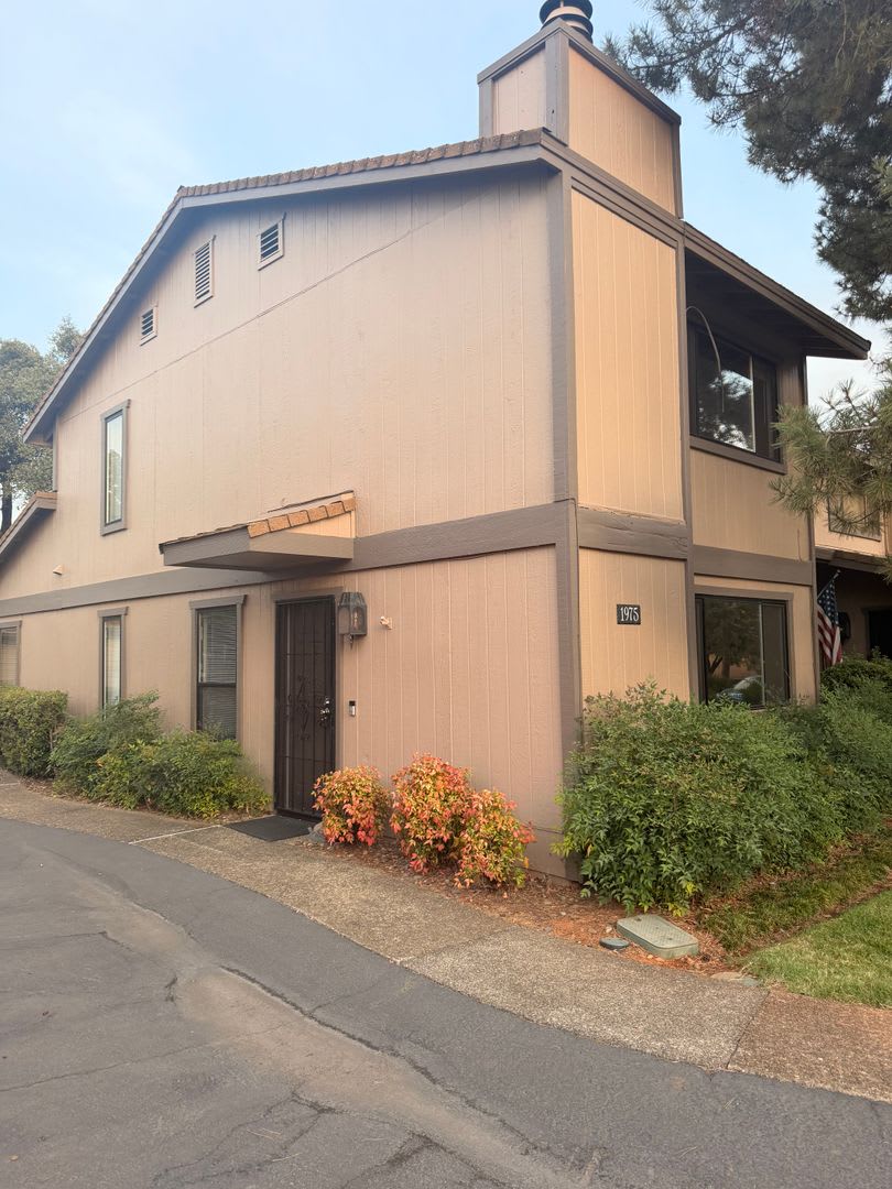 2-tbedroom, 2-bath home in Redding – photo 2