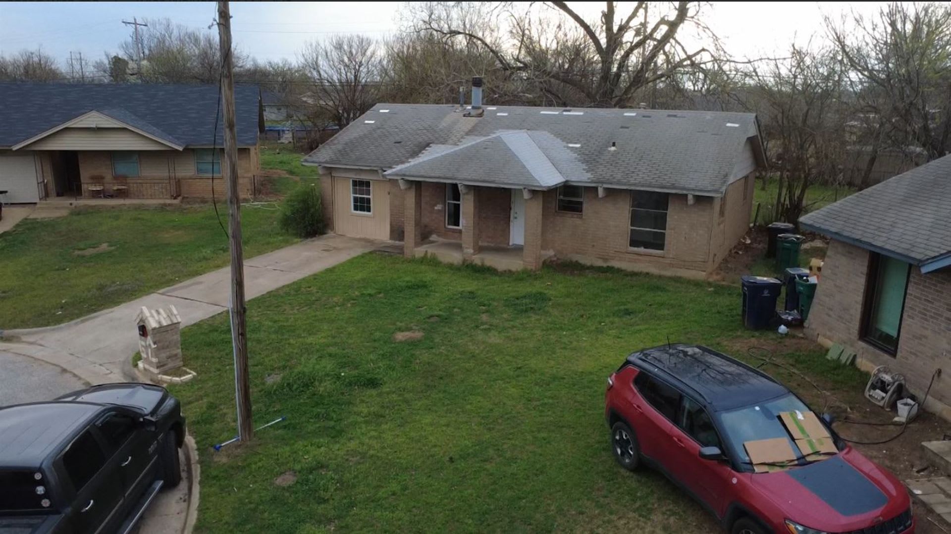Charming 4 Bedroom Home With Spacious Yard – photo 3