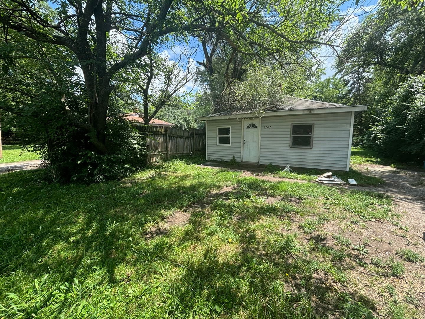 Charming home 2 bed 1 bath – photo 1