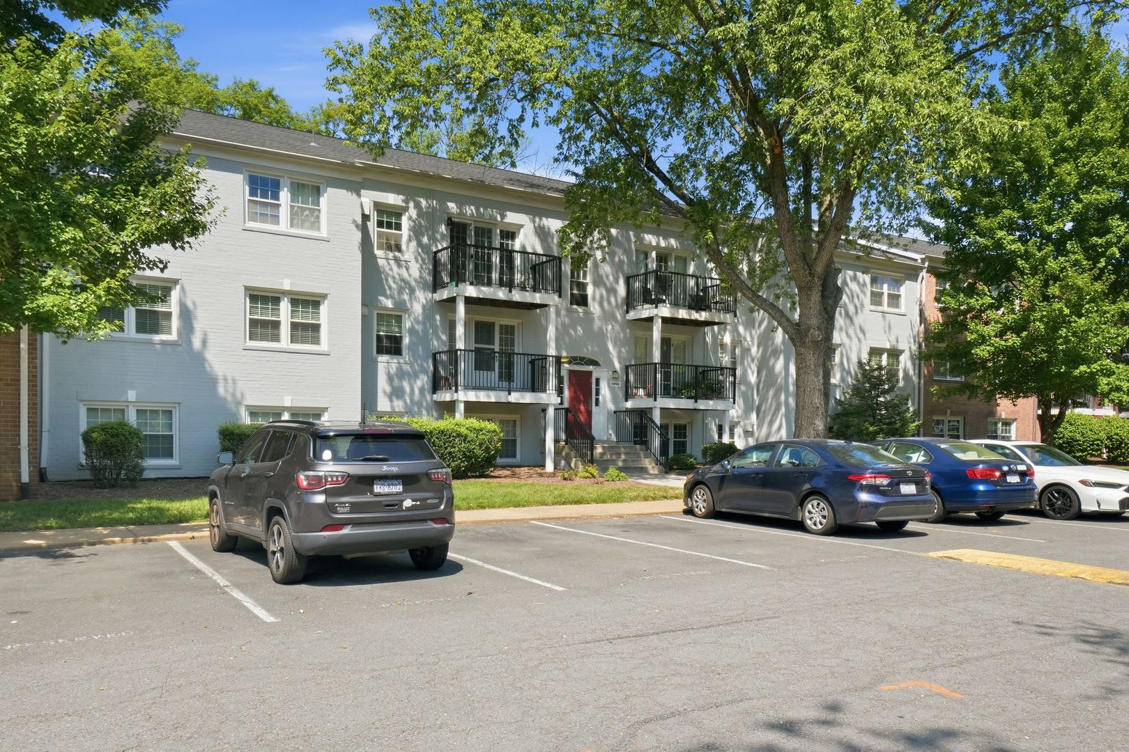 Discover Stylish Low Maintenance Living In This Beautifully Updated Two Bedroom One Bathroom Condominium Ideally Situated Near The Vienna Metro With Convenient Access To I 66 Route 50 And Route 29 – photo 2