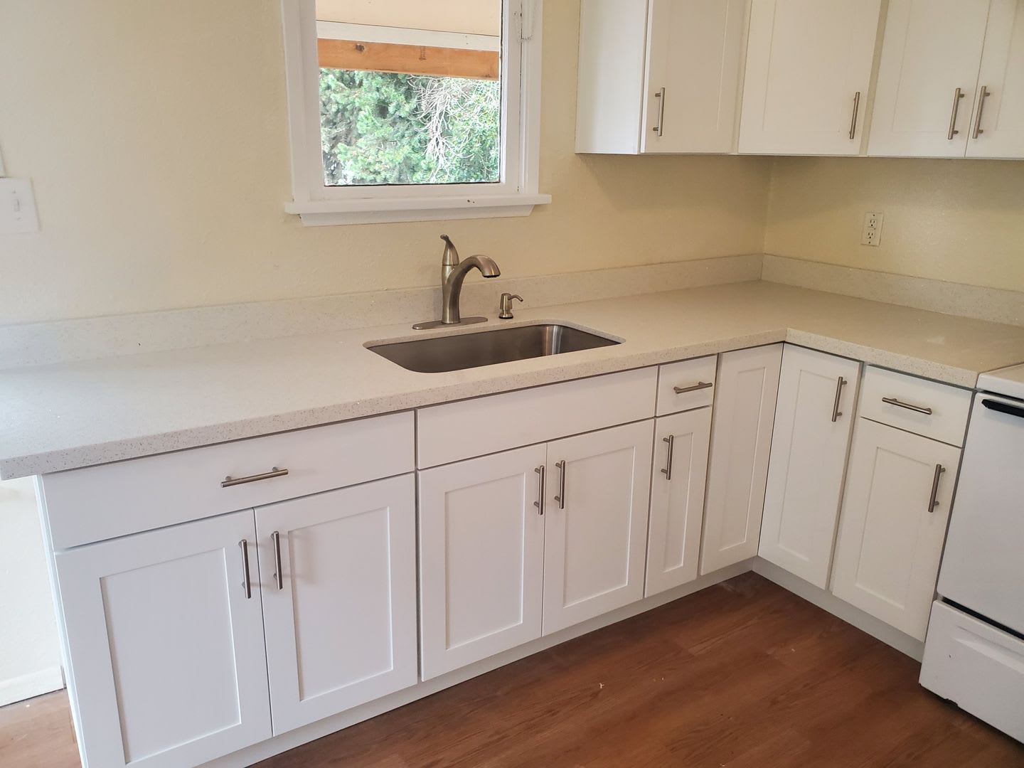 Upgraded 1 Bed 1 Bath Blocks from PSNS – photo 3