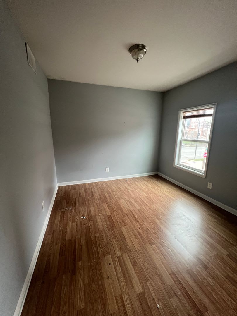 Spacious Three Bedroom Apartment In The Russell Neighborhood – photo 2