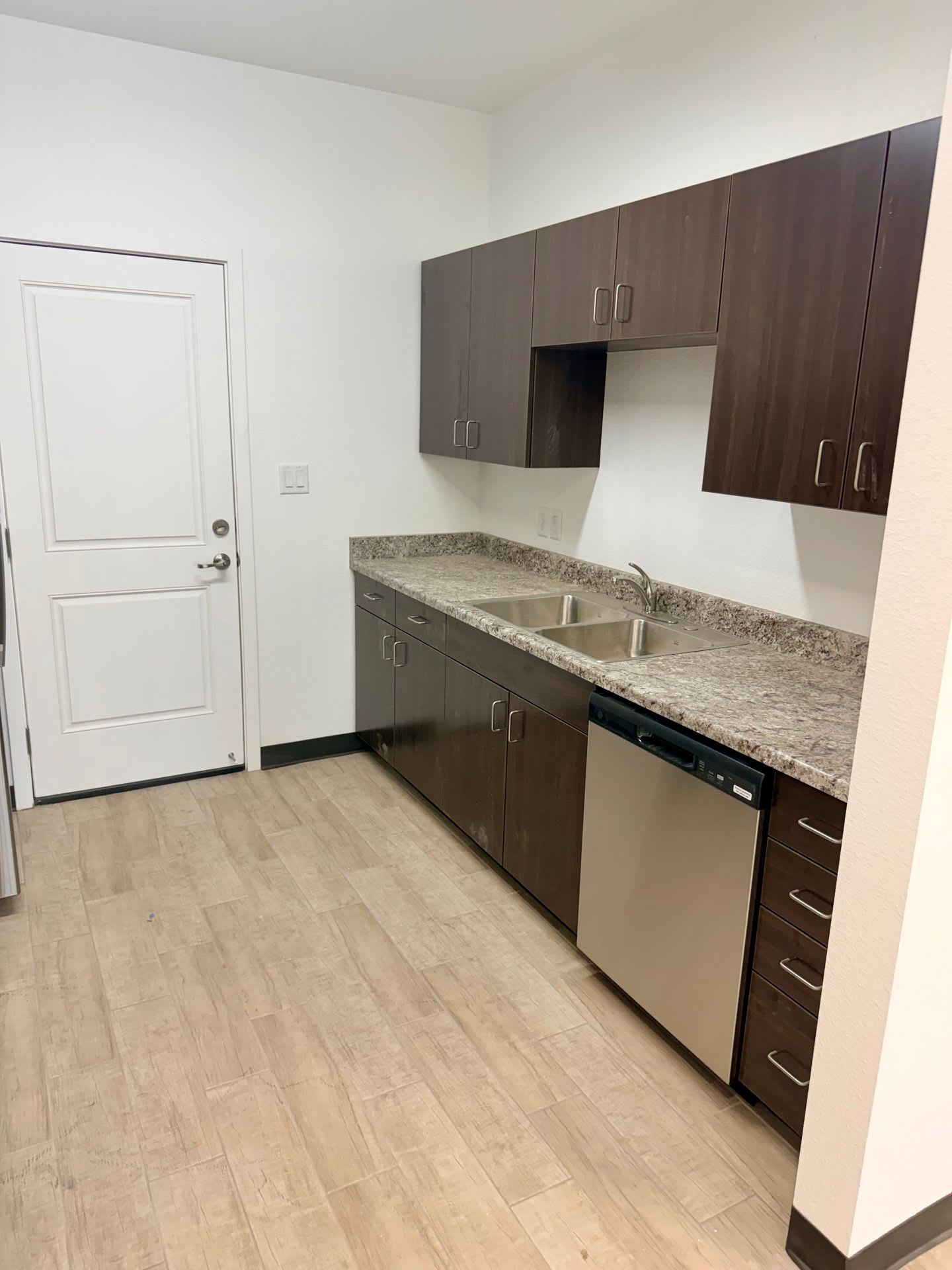 Brand New 2 Bedroom 2 Bath gated community apartments. – photo 3