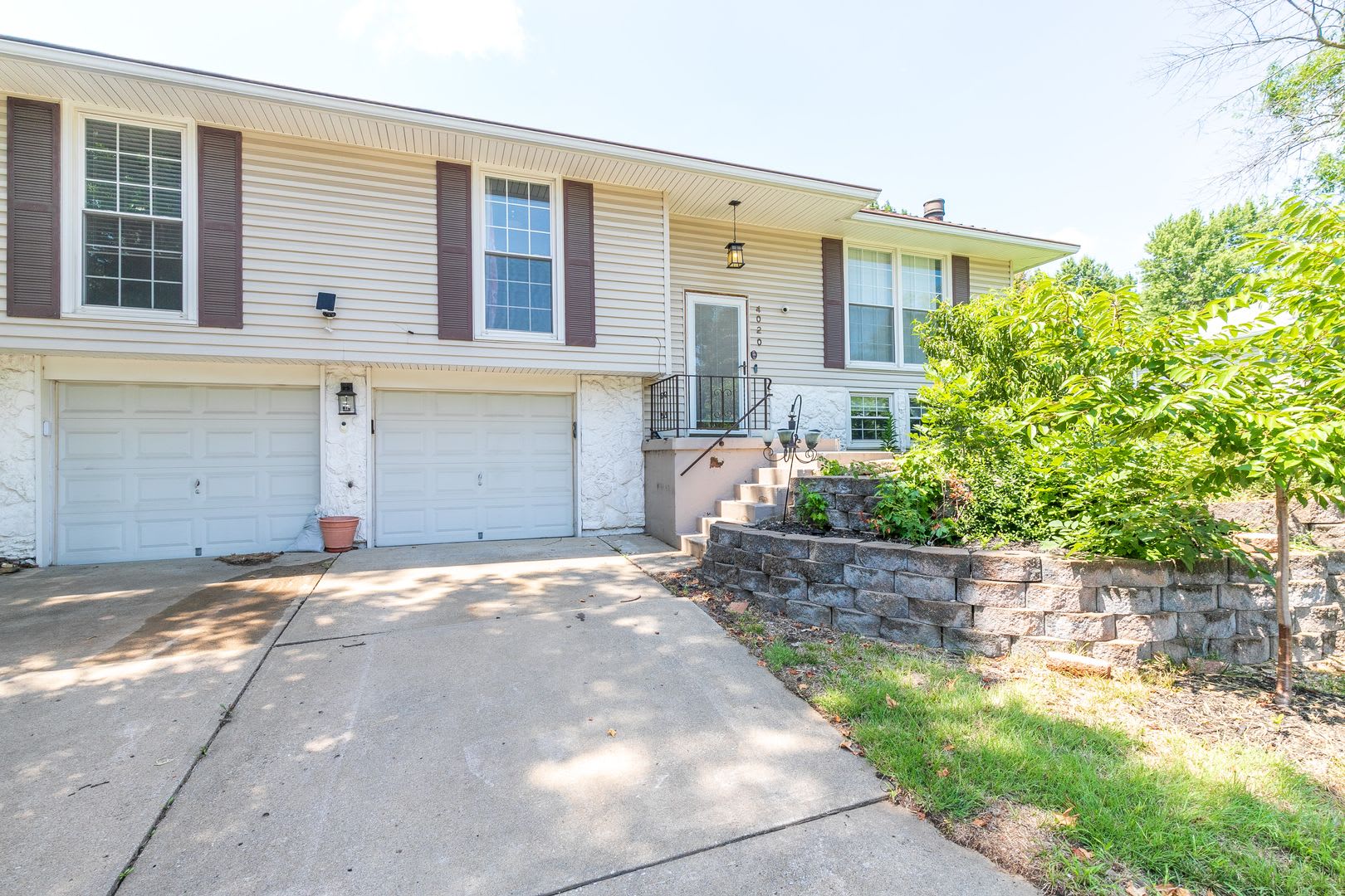 Corner Lot Close To Shopping Easy Highway Access To 70 470 Hwys Rent 2 000 00 Required Fees 44 99 Total Monthly Price 2 044 99 – photo 1