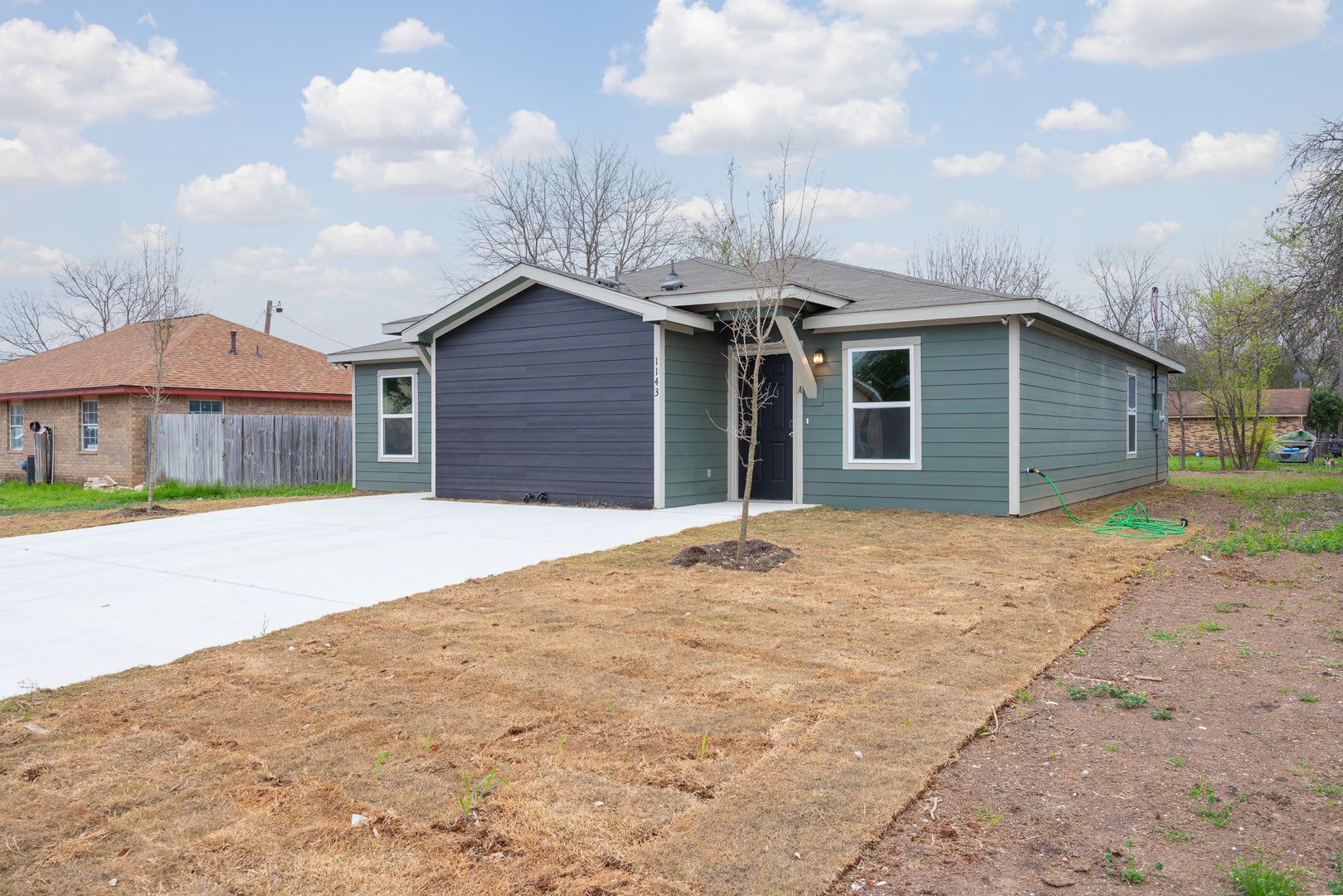 2 Week Free Move-In Specila! Spacious 3-Bedroom Home with Hardwood Floors & Modern Finishes in Seguin – photo 3