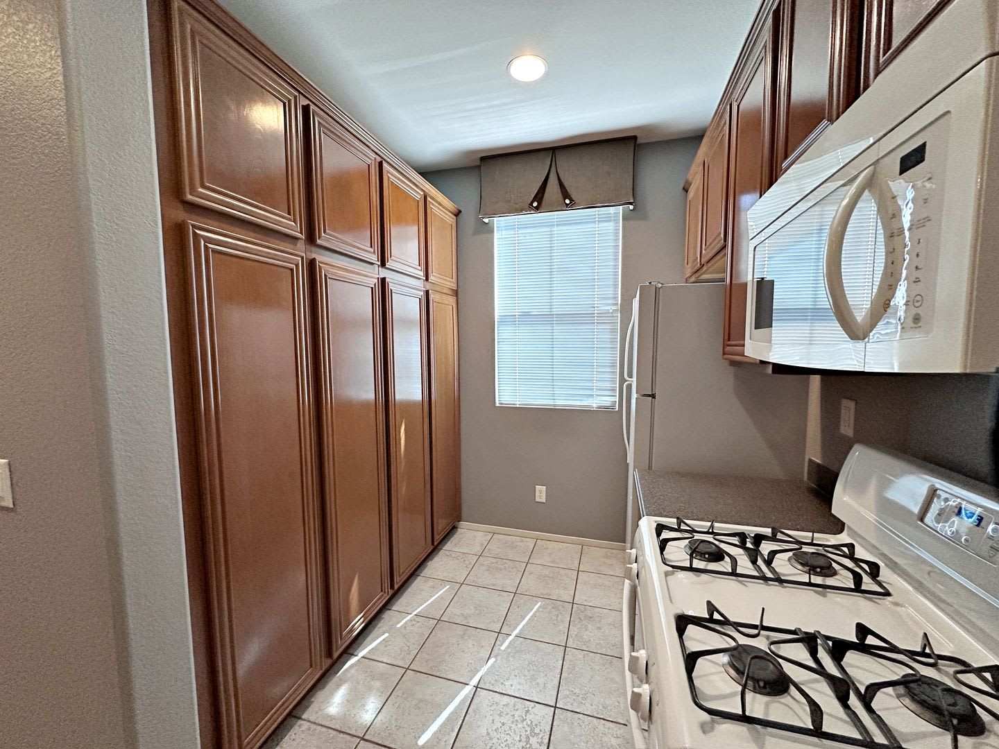 Spacious 3 Bedroom Home In Gated Community With Pool Private Backyard – photo 5