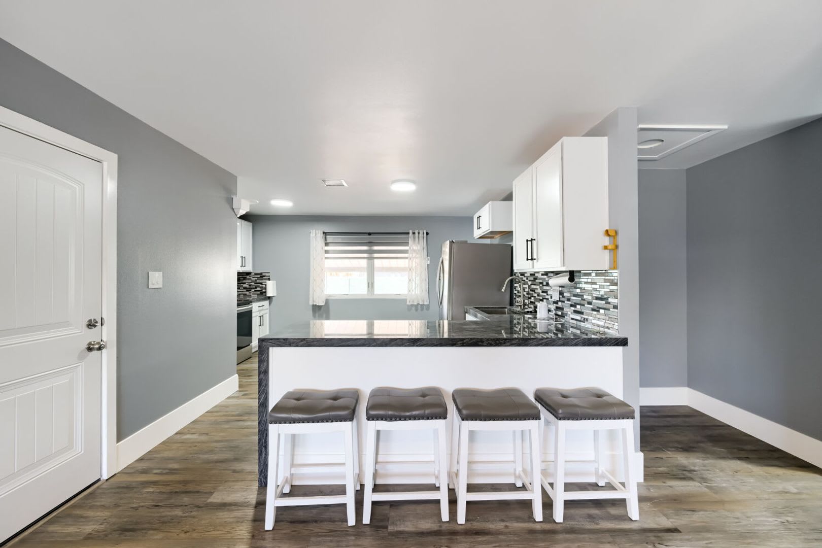Modern Remodeled 2 Bedroom Home With Solar Huge Backyard – photo 2
