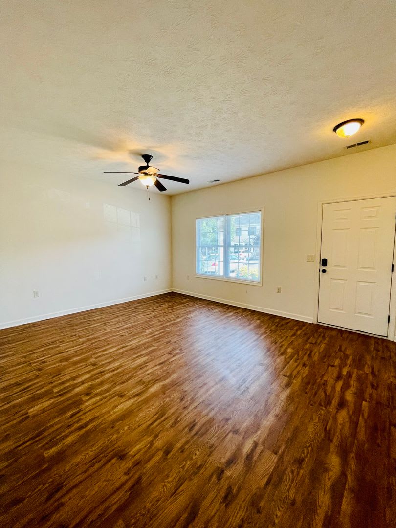 3 Bedroom, 2.5 Bath Two Level Townhouse – photo 3