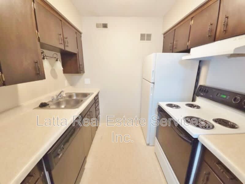 12502 E 40th St S – photo 4