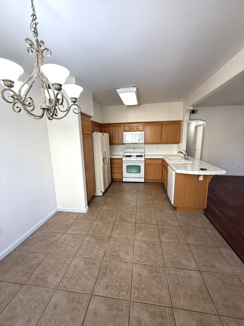 3 Bedroom Luxury Condo in Sunrise Hills – photo 5