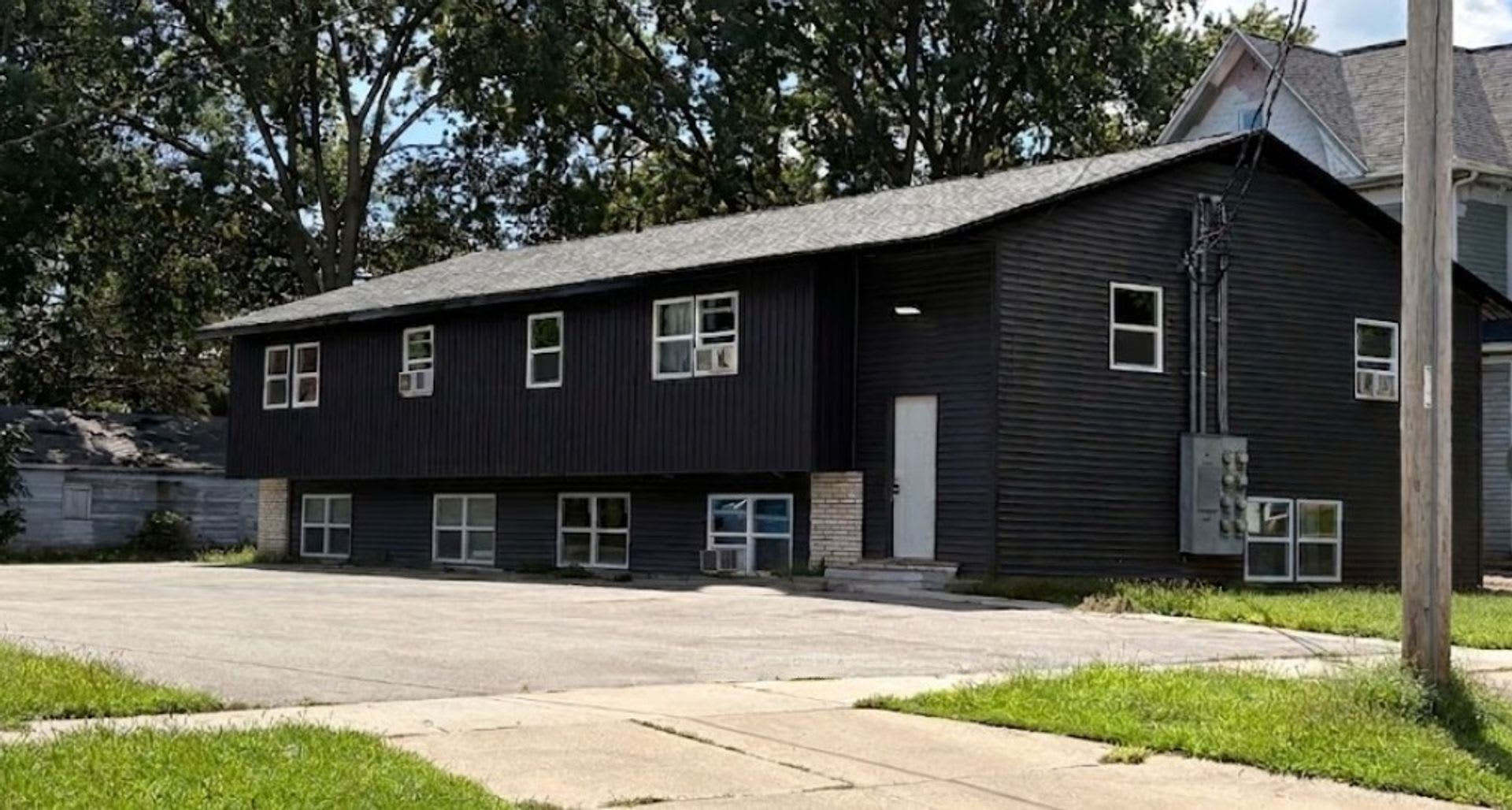 709 W 3rd St – photo 1