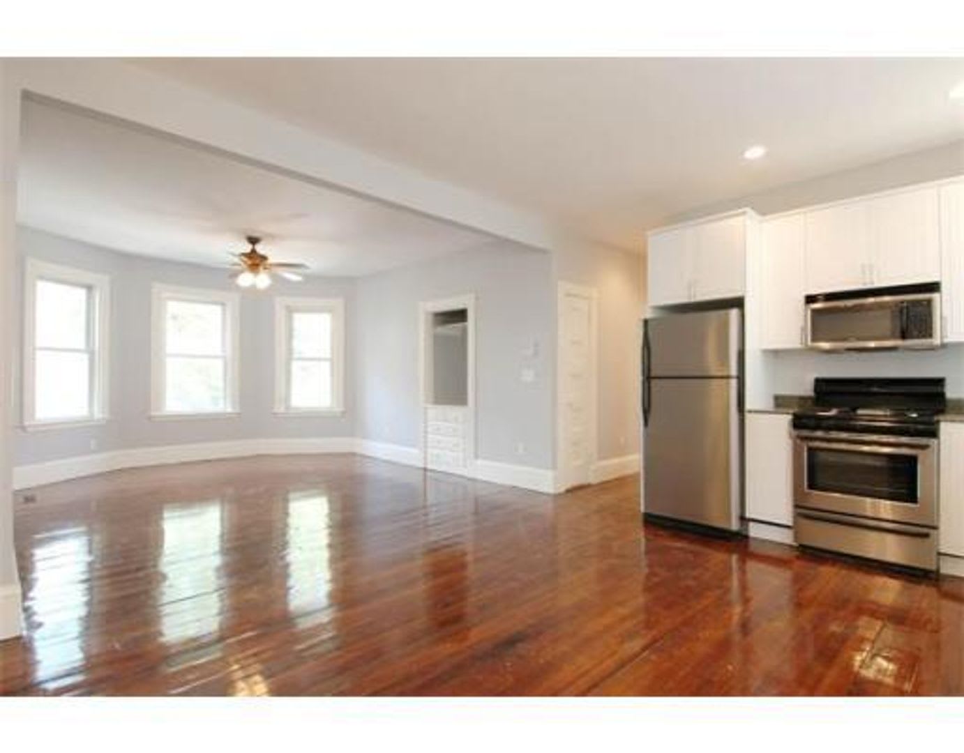 Sunny Massive Modern Socially Inclined Apartment Near Neu With Modern Appliances And Plenty Of Space – photo 3