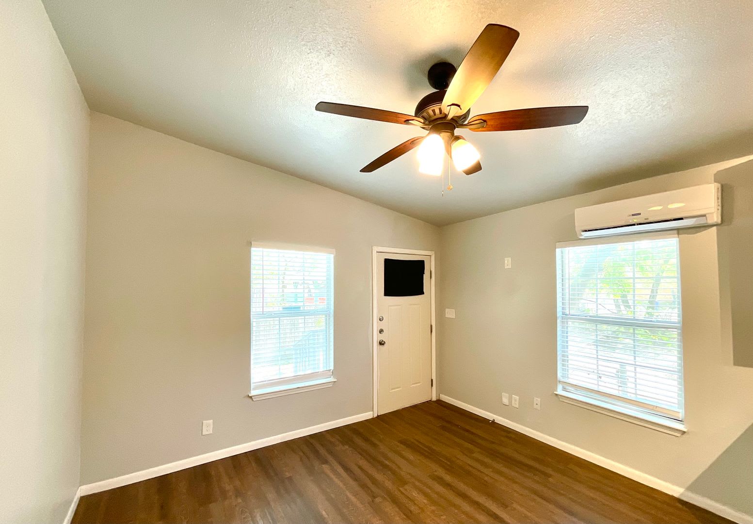 Move In Special 2 Bedrooms Granite Kitchen Personal Parking Near Downtown – photo 3