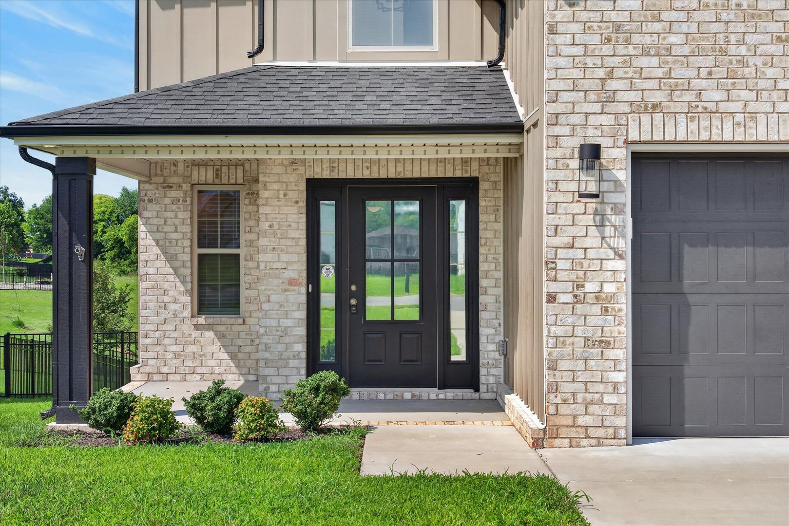Pet Friendly Three Bedroom with Bonus! – photo 4