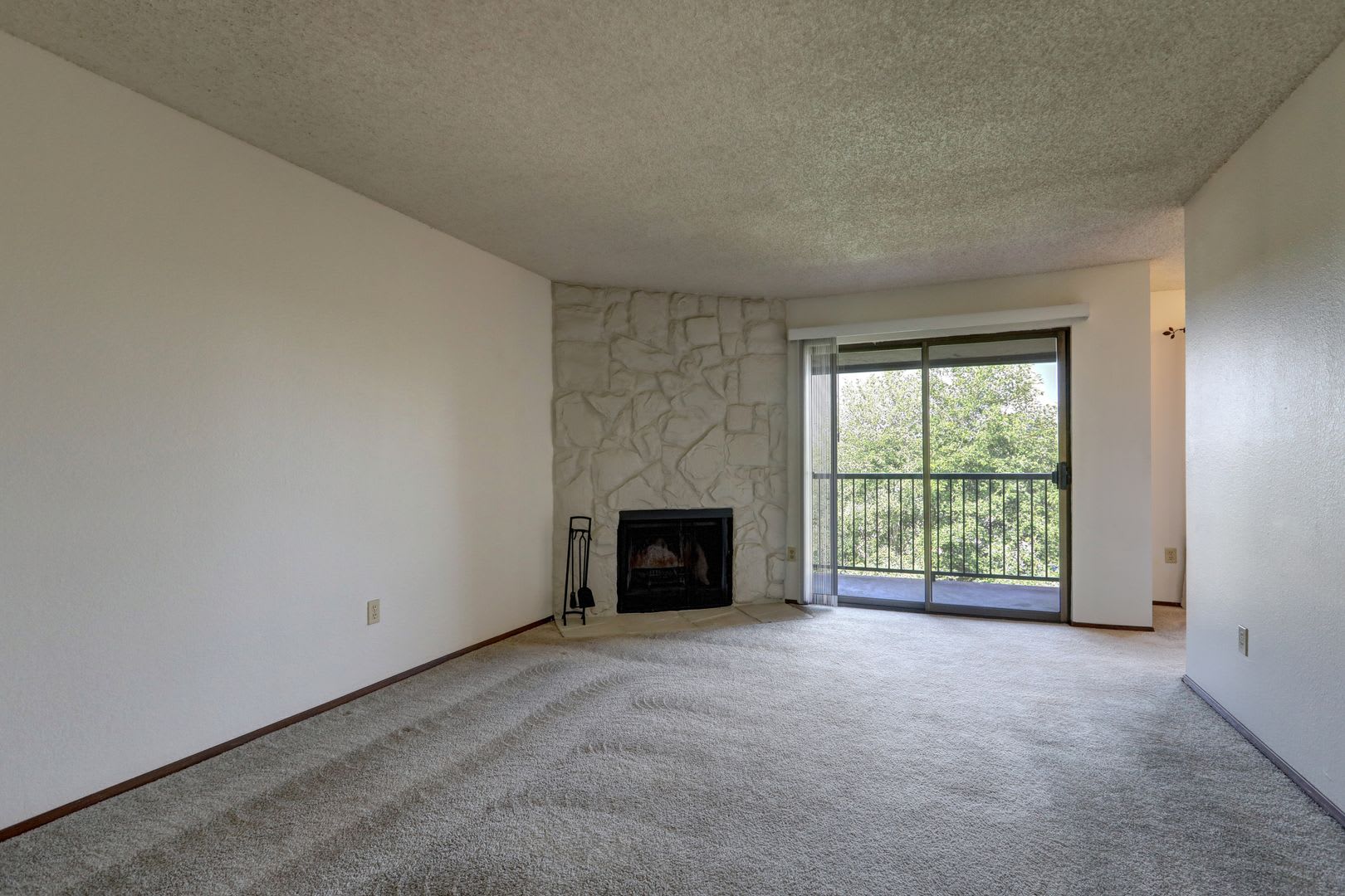 Clean Top Floor 1BR 1BA Condo with Wood Burning Fireplace – photo 4