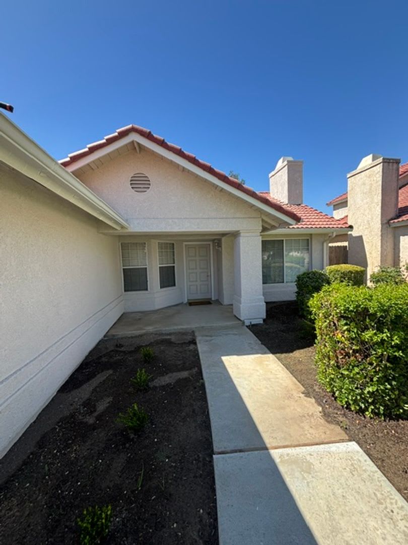 Clean 3 Bedroom / 2 Bathroom home near Stockdale High School, Recently Renovated! – photo 3