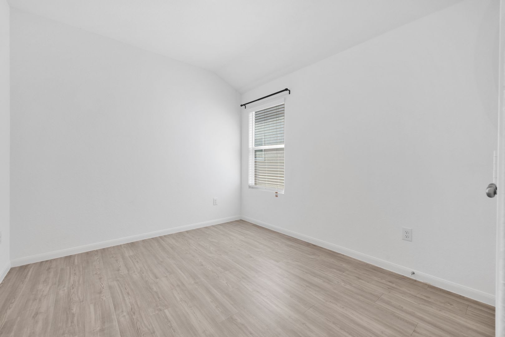 Charming 3-Bedroom Home in the Desirable Silos Community – photo 5