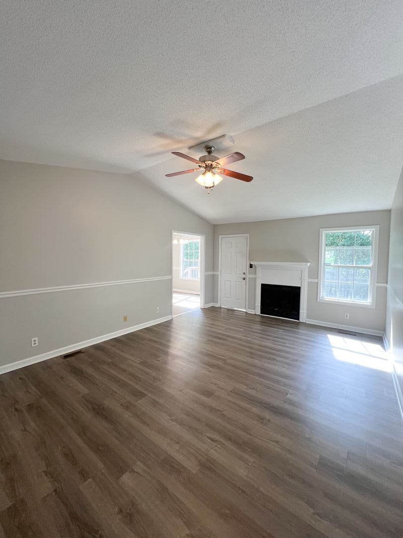 Move In Special Available Large Deck And Fenced Backyard – photo 4