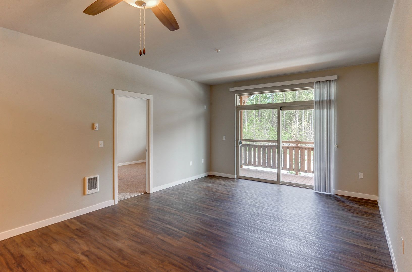 *** SIX WEEKS FREE RENT!!! *** This unit only with 12 month lease – photo 2