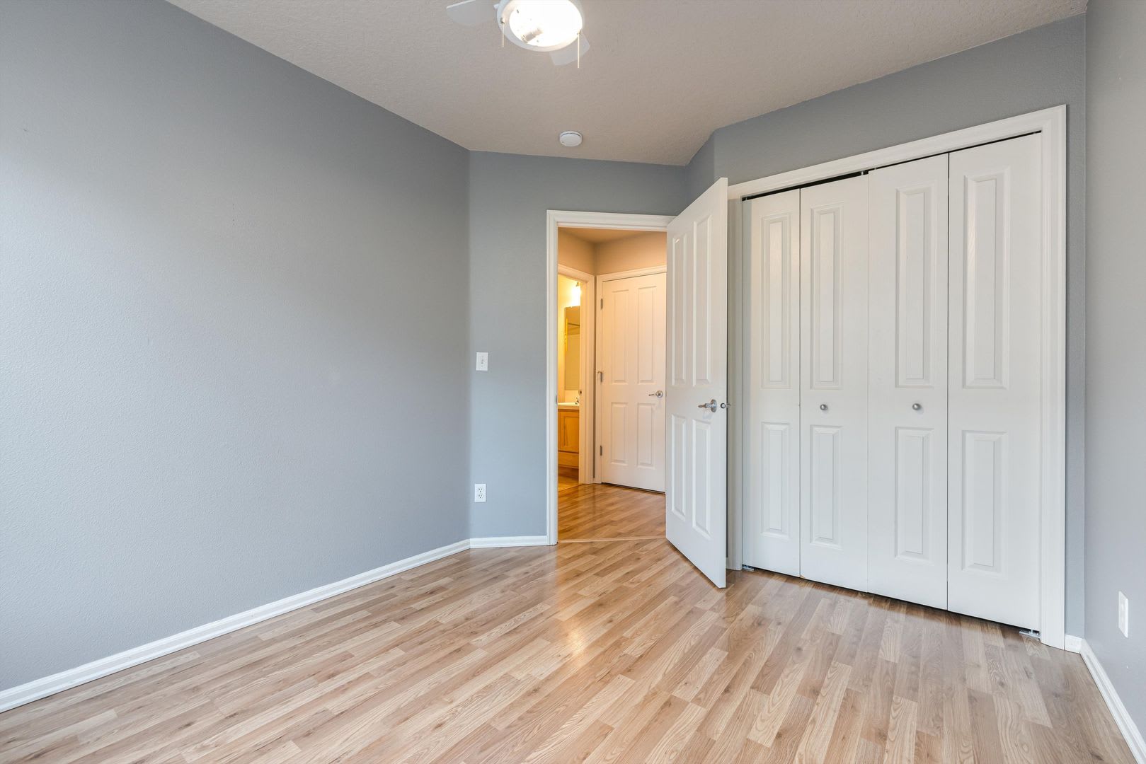 Lovely and bright townhouse with a hard wood flooring throughout, a 2 car garage, AC & more! – photo 4