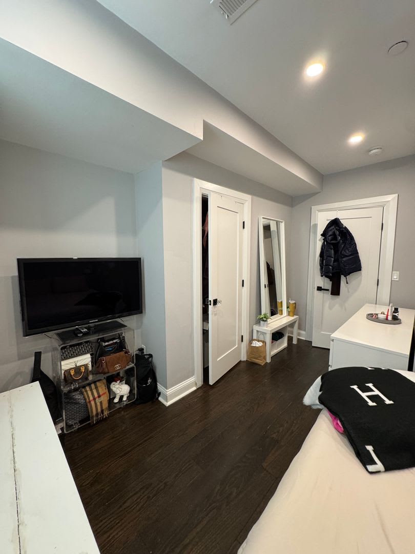 Fully Modern 4-bed, 2-bath in Brookline for 9/1 – photo 2