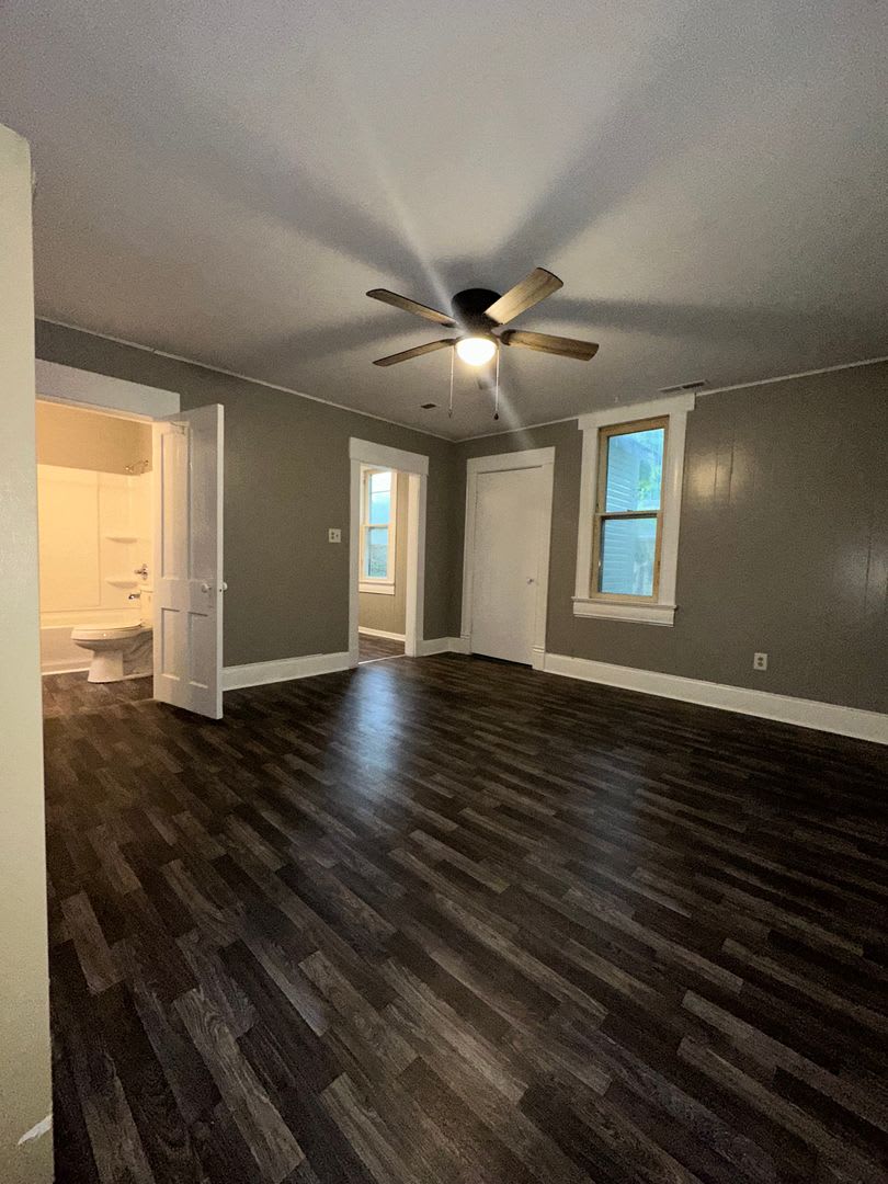 Freshly Renovated 1-Bedroom Gem with Fenced Yard in a Prime Central Location – photo 5