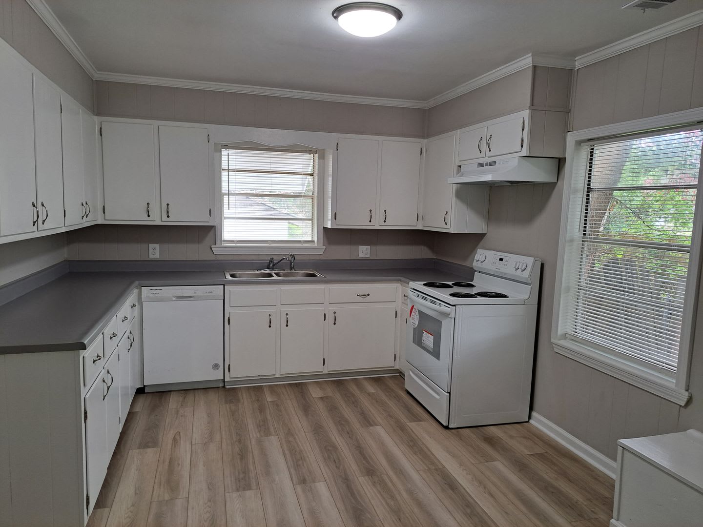 Updated Springfield Two Bedroom House with Porch and Back Yard! – photo 4