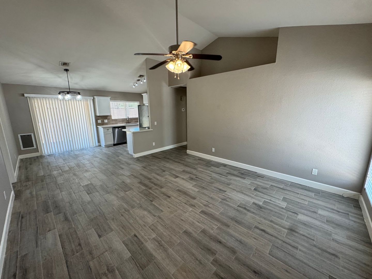 Stunning 3-bedroom, 2-bathroom home located in the highly sought-after city of Chandler, AZ. – photo 3