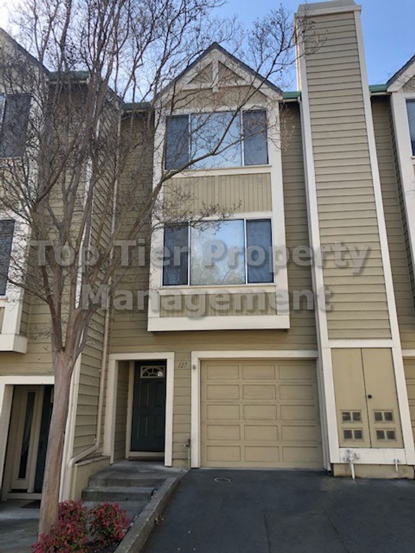 Spacious 2 Bd/ 2.5 Ba/ 1405 sf Walnut Creek Townhouse available early October for Lease! – photo 1