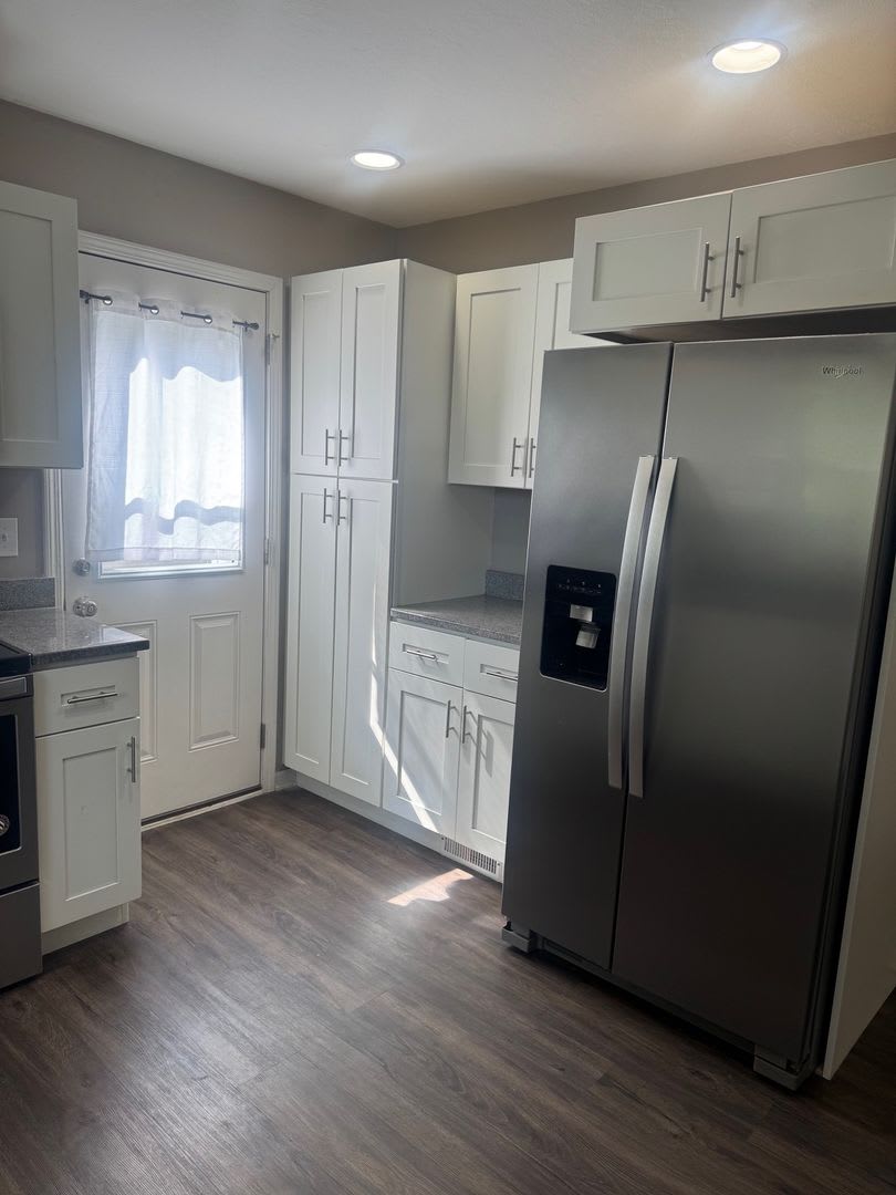 Charming Updated 3BR Home with Large Fenced Yard & Garage – photo 4