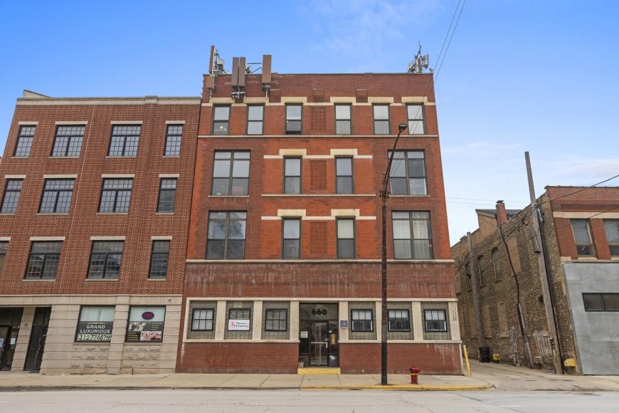 660 W Grand – photo 1