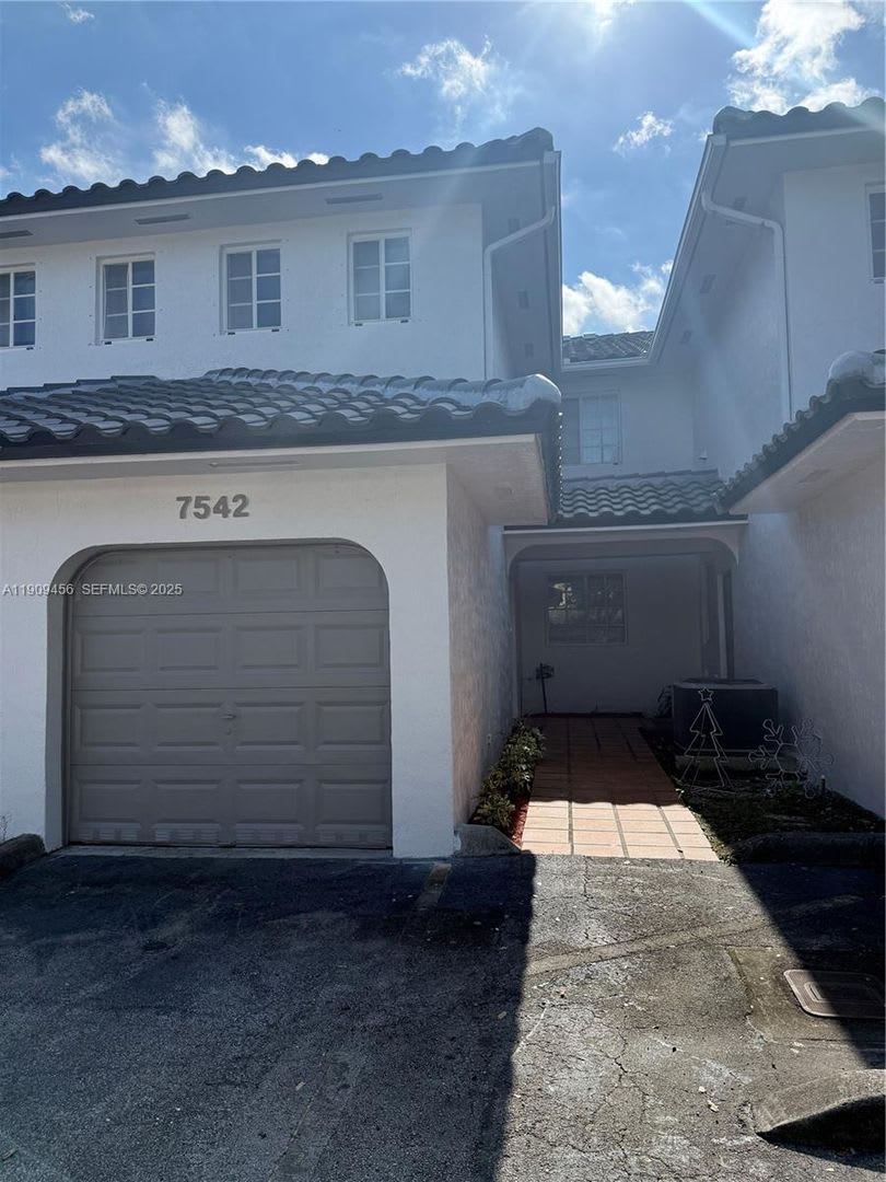 7542 Nw 175Th Street 7542 Hialeah Fl 33015 – photo 5