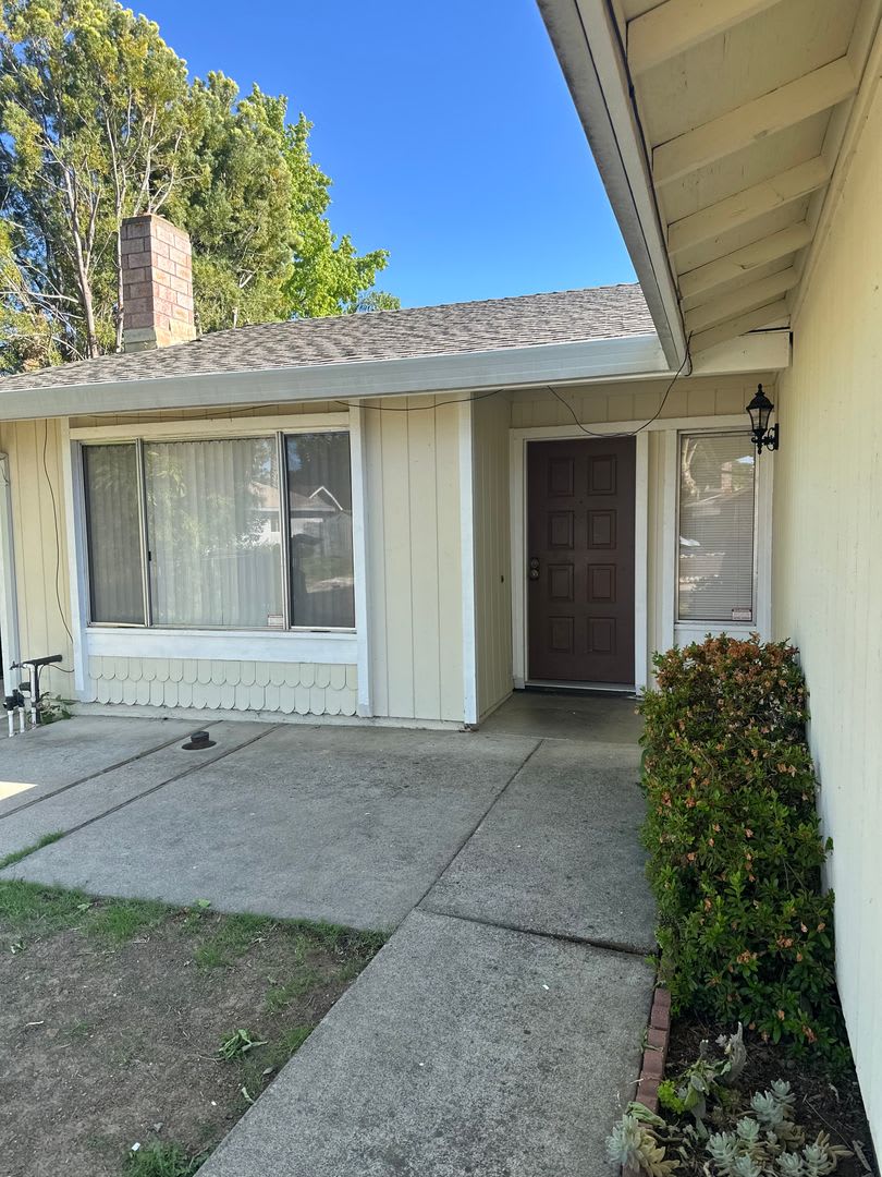 Adorable Rancho 3/2~~! Please see entire add for viewings!! – photo 1