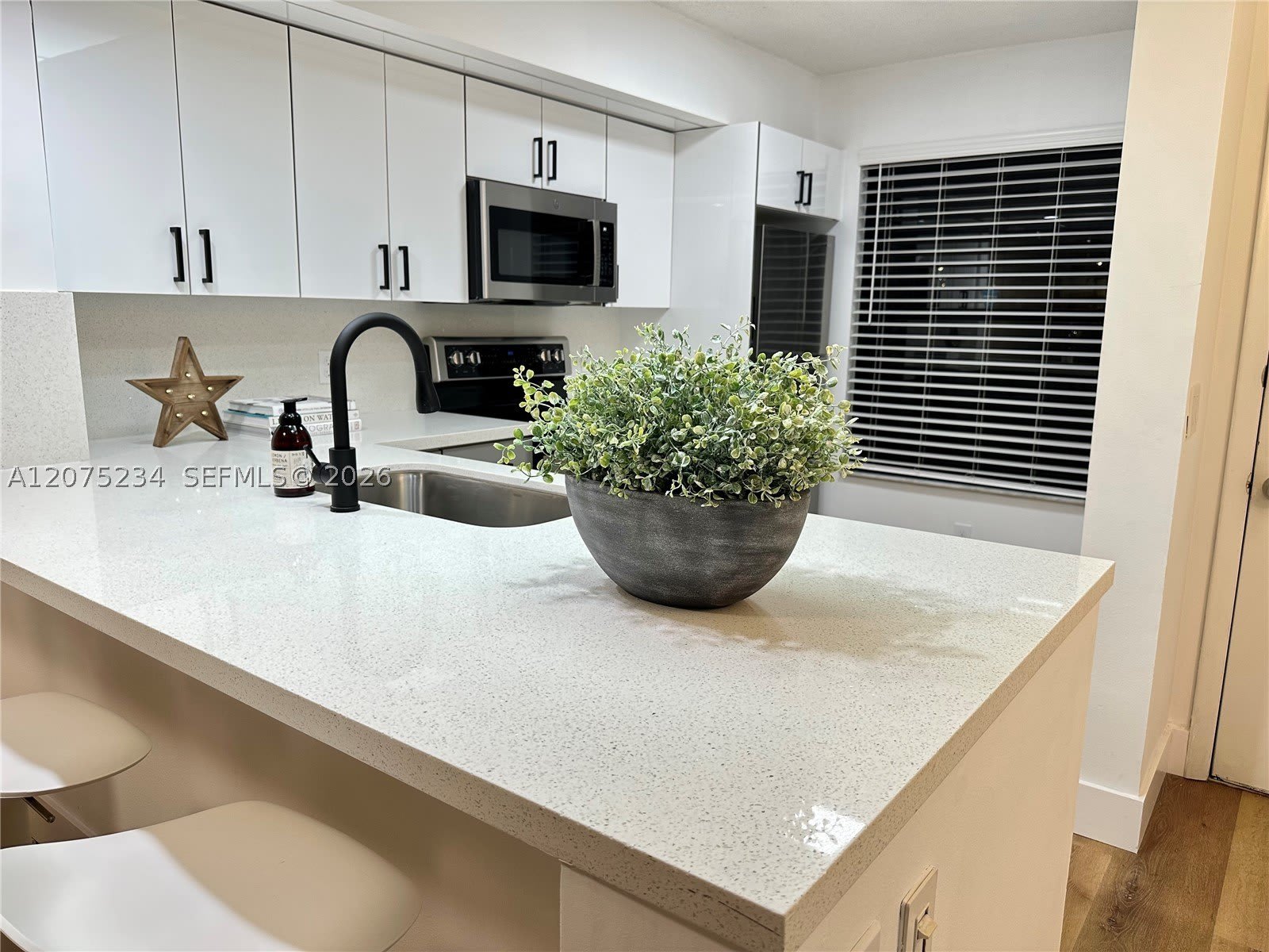 202 Lake Pointe Dr – photo 2