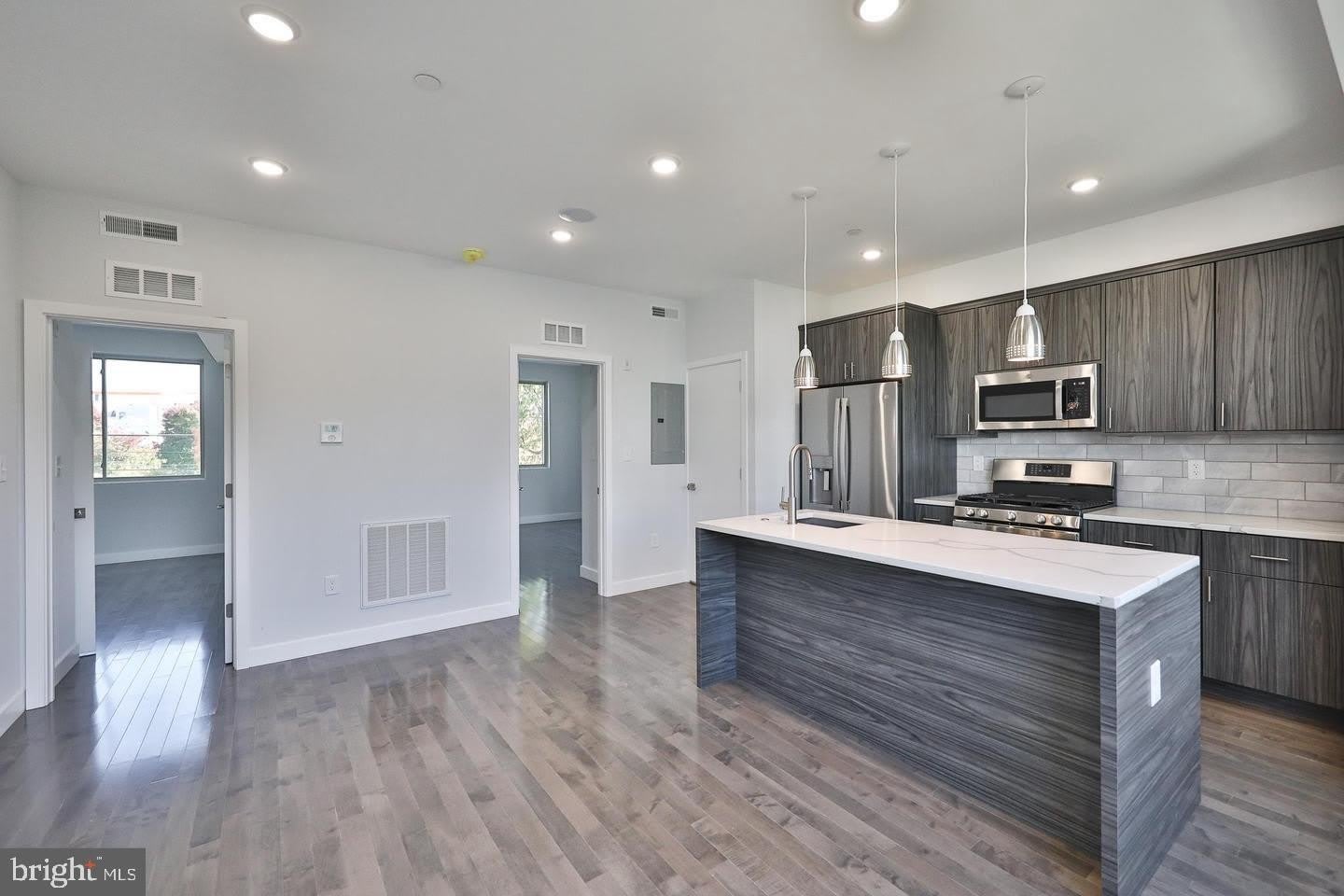 1939 N DARIEN Street – photo 3