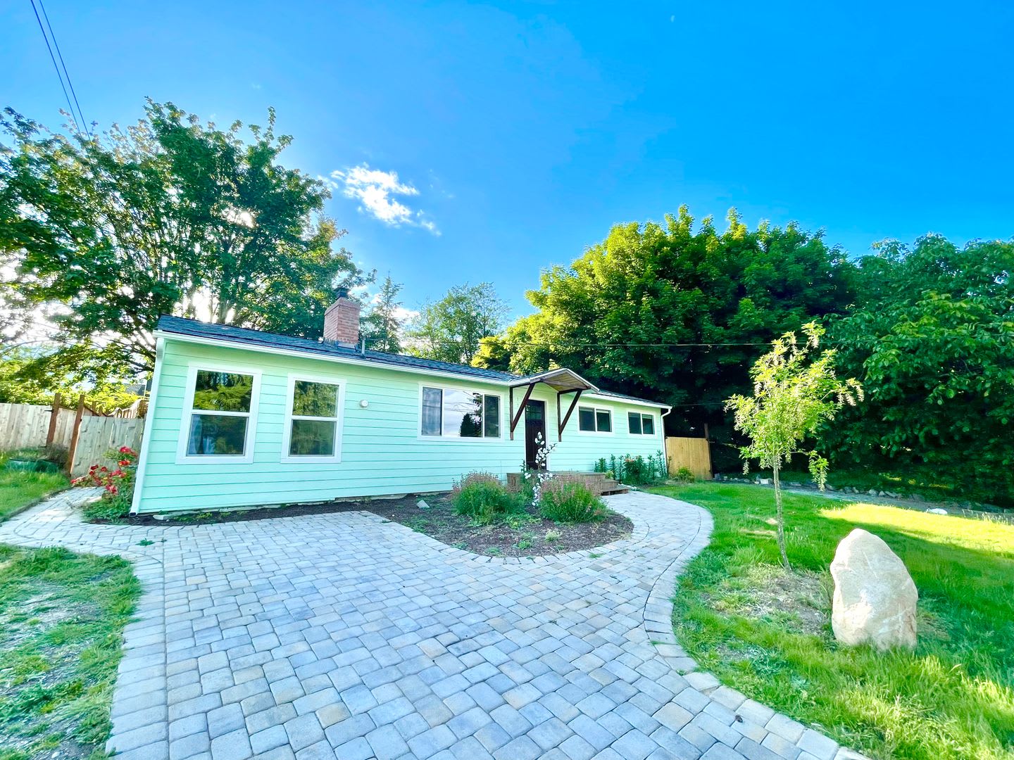 Beautifully 3-Bedroom Home with Large Covered Deck in Lynnwood – photo 1