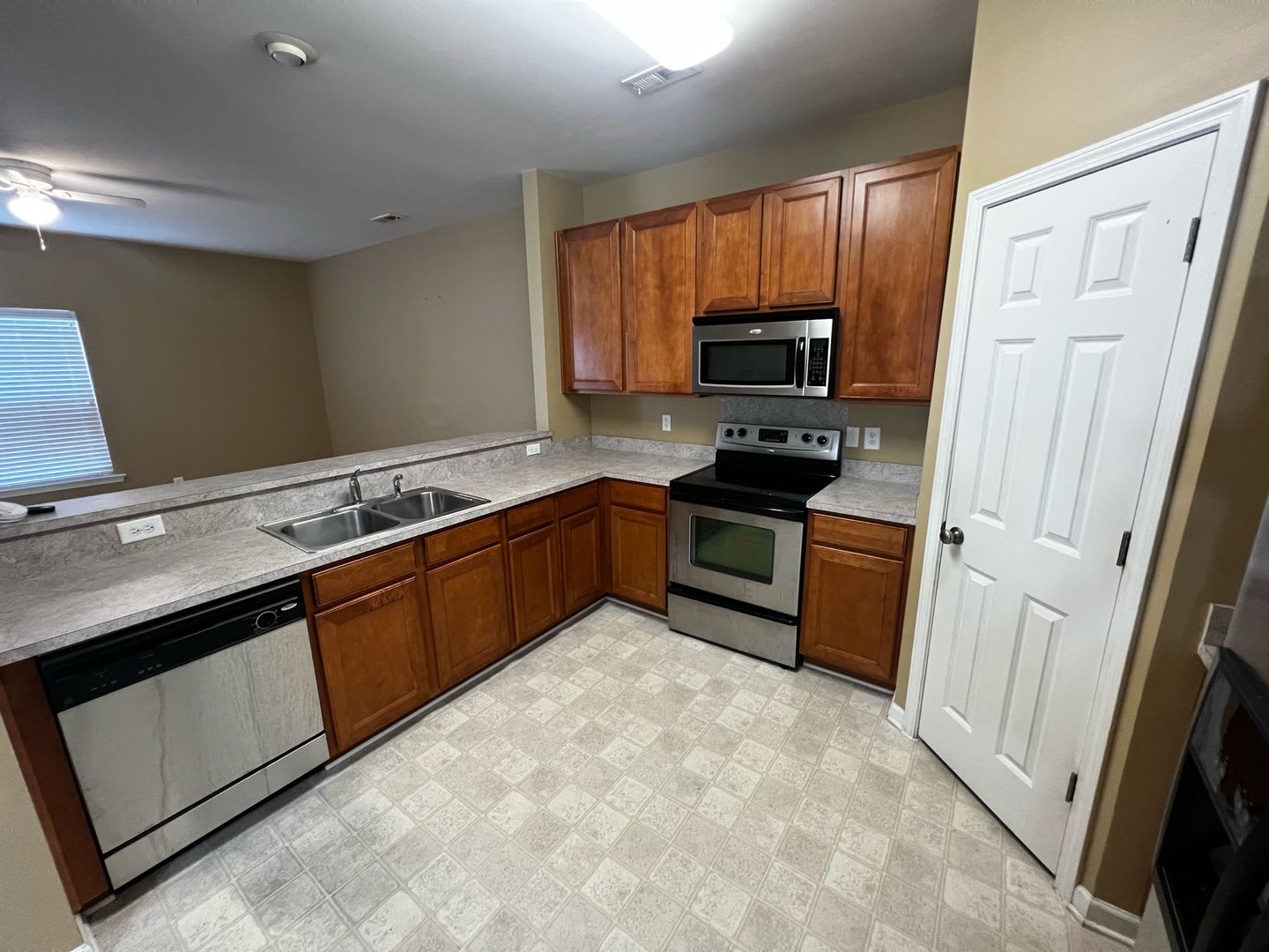 **Spacious 3-Bedroom Townhome in Berkeley Commons** – photo 4