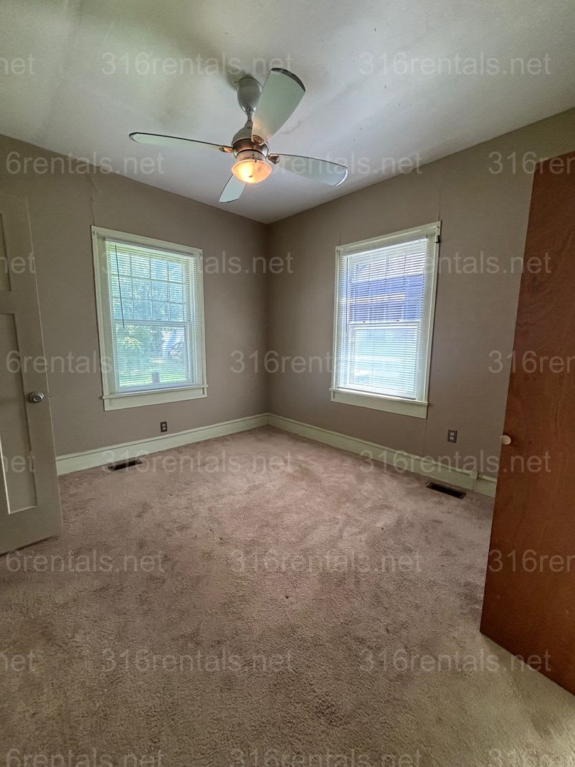 One bed one bath house available NOW! – photo 4