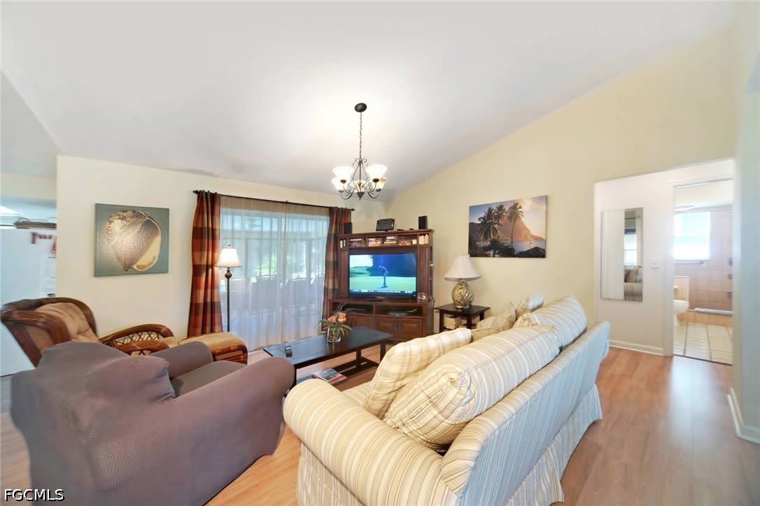 1140 SW 44th Street – photo 3