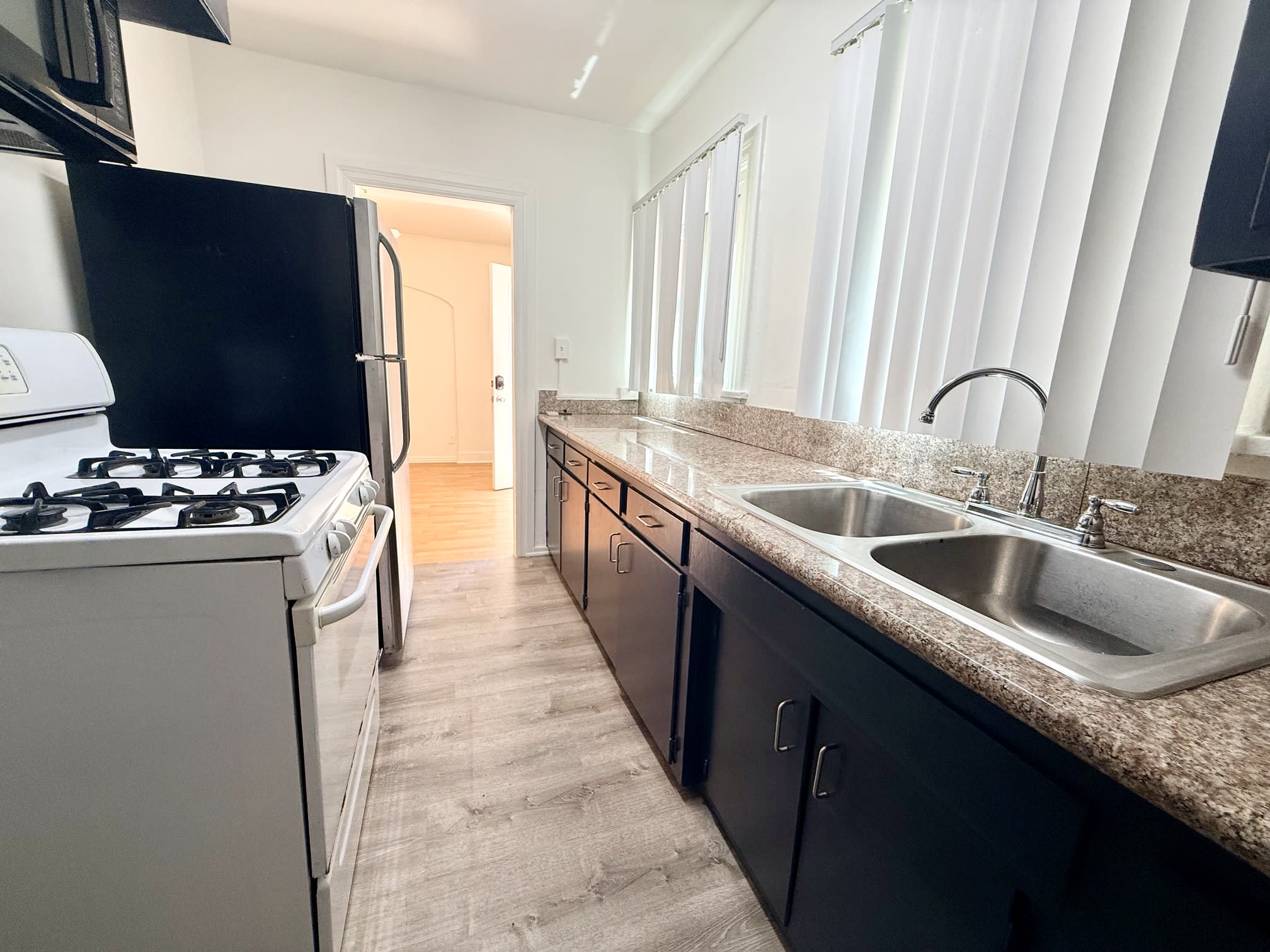 1511 1/2 North Hoover Street – photo 4